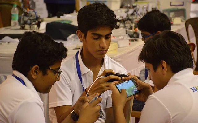 Ragazzi che giocano dallo smartphone