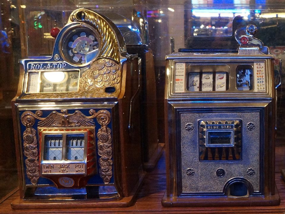 Slot machine d'epoca con rulli meccanici
